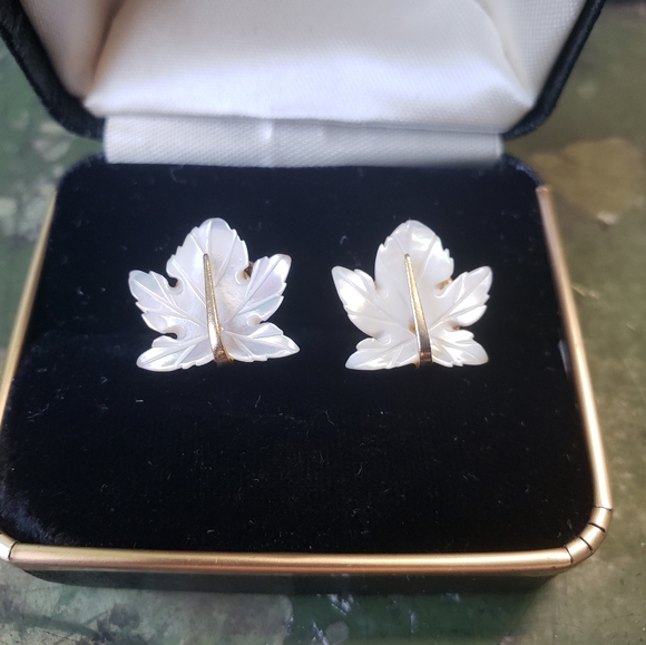 Vintage Lucite Leaf Clip Earrings - Picture 5 of 9